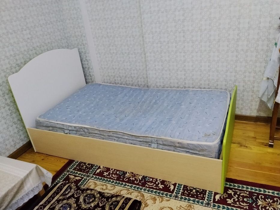 Комплект из мебели детской из 4 вещей: 2 кровати, комод и шкаф