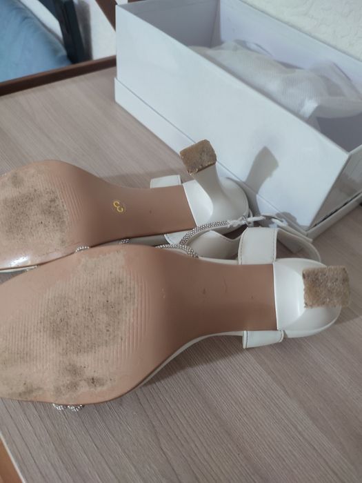 Босоножки белые со стразами новые