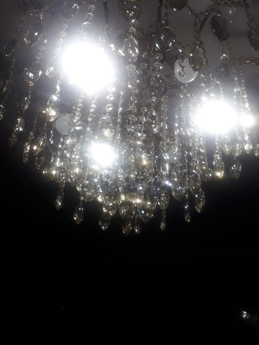 Продам люстру новую
