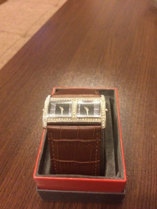 Часовник Betty Barclay с камани Swarovski