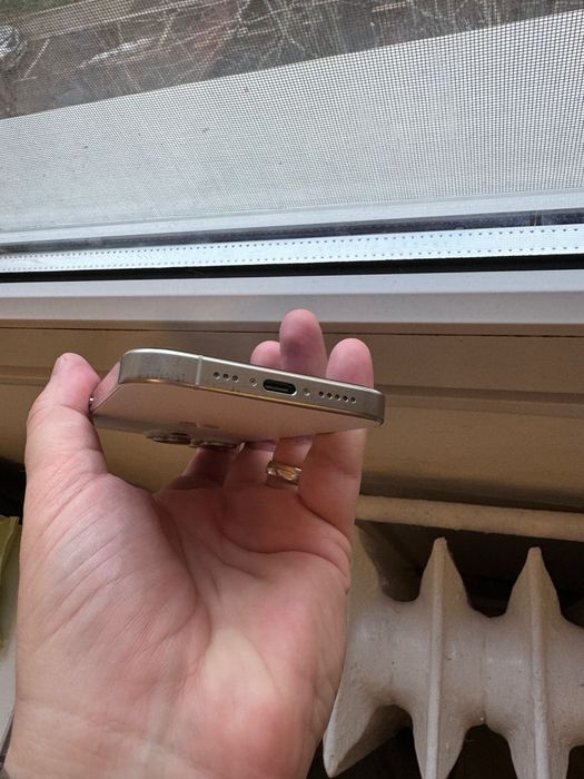 Vand Iphone 15 Pro 256 white - 91% bateria