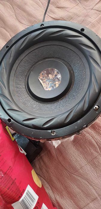 Бас говорител свири без забележки