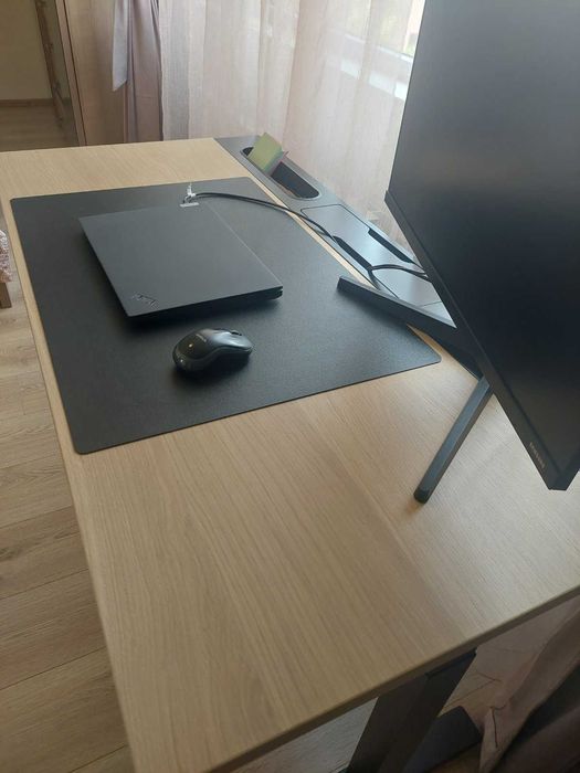 Ikea MITTZON бюро с практични функции и възможност за регулиране на височината