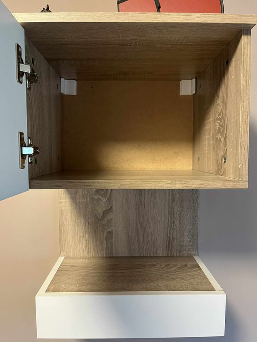 Продавам два броя детски стененни шкафове