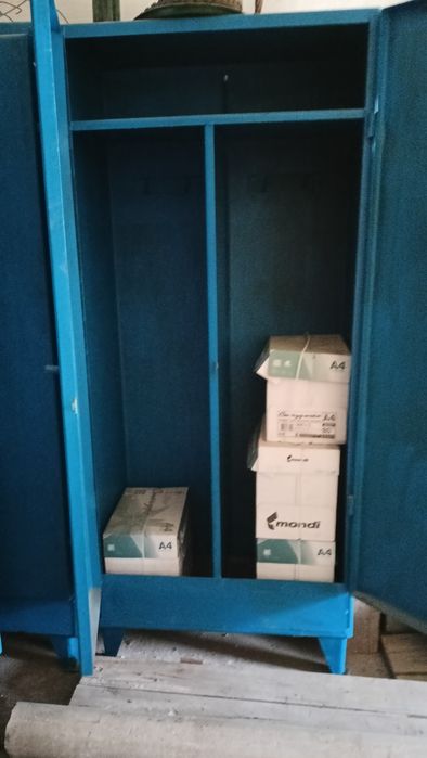 Шкаф для рабочей одежды в раздевалку.