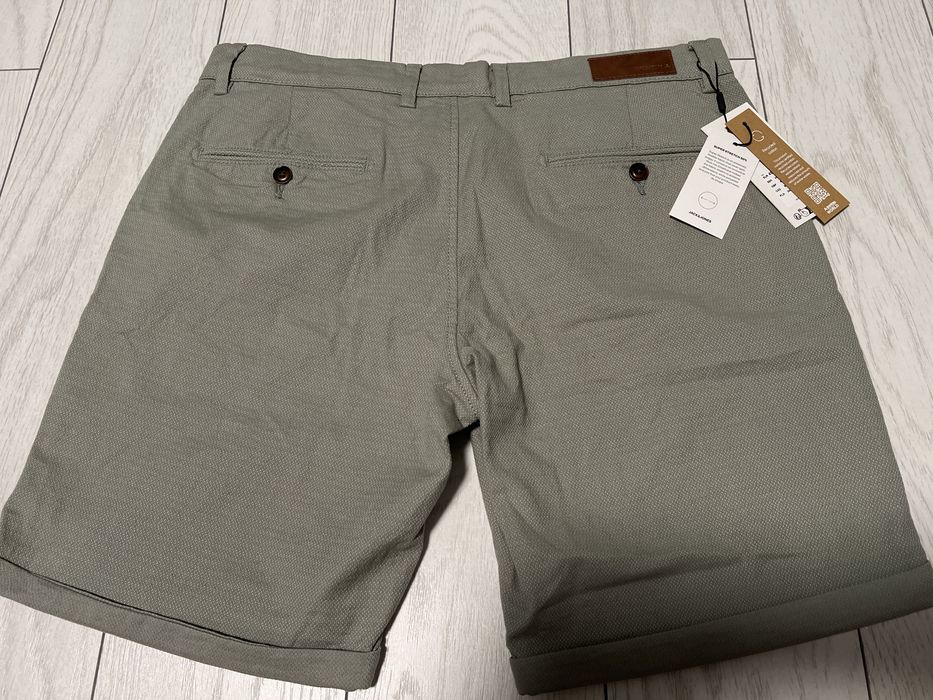 Vand pantaloni scurti noi