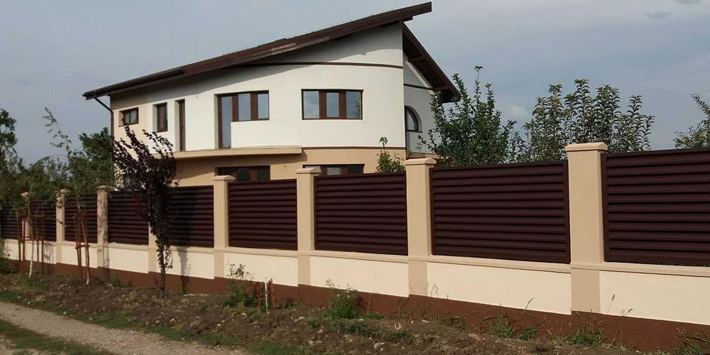 Garduri si porti de diferite modele si dimensiuni (sipca metalica, panou stil jaluzele, tabla cutata, plasa bordurata, BCA sau beton si alte modele)