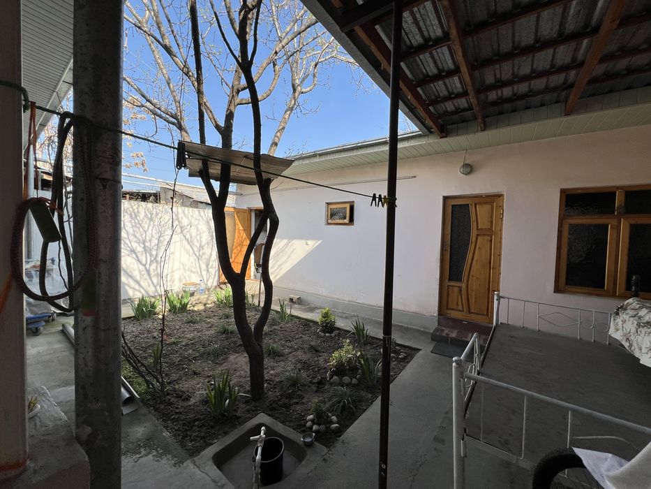 Murobod tumanida 2,3 sotix  6 xona uy