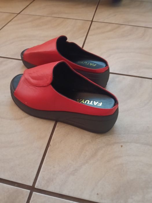 Papuci de dama, roșii, cu talpa neagra și bareta lata, noi, mărimea 40