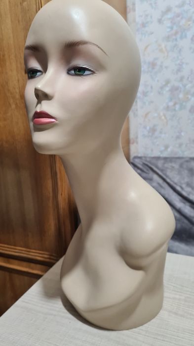 Манекен- бюст женский демонстрационный и спец. вешалка для шарфов