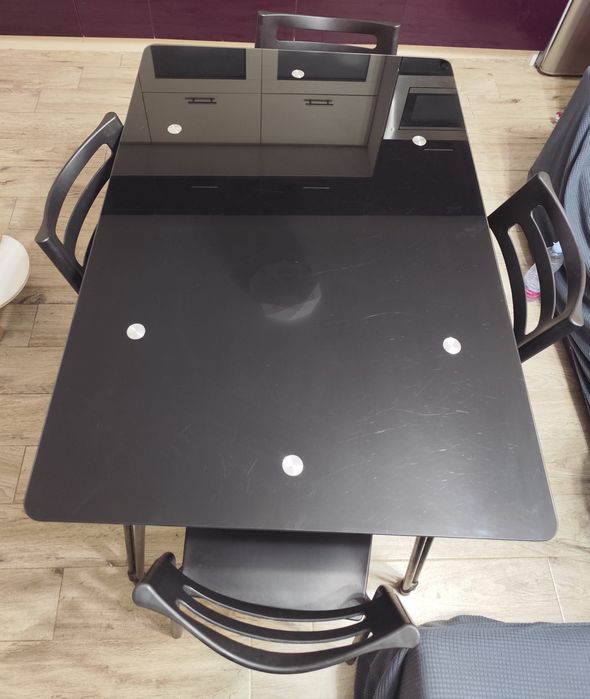 Стъклена трапезна  маса с четири стола