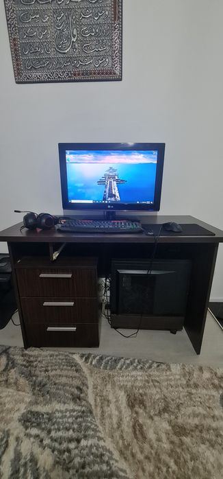 PC Gaming de vânzare (doar unitate + periferice, fără monitor şi fără birou).