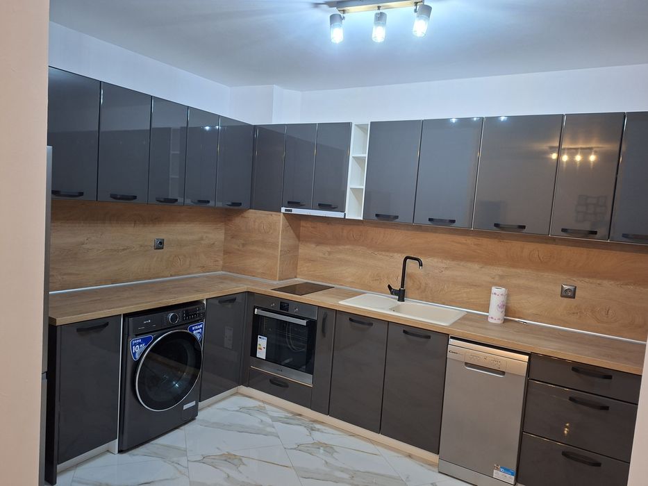 Дава се под наем Тристаен апартамент в Асеновград - 116 кв.м за 440 € - Снимка #2