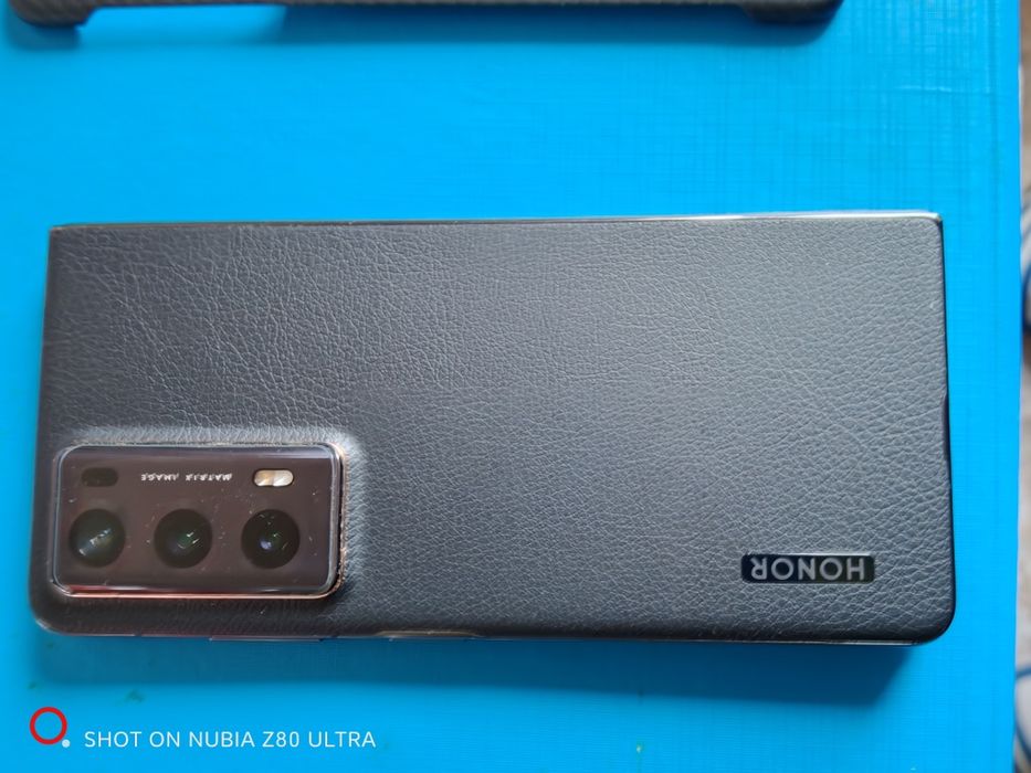 Honor Magic V2..