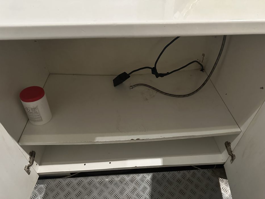 Плот с шкафове зад бар