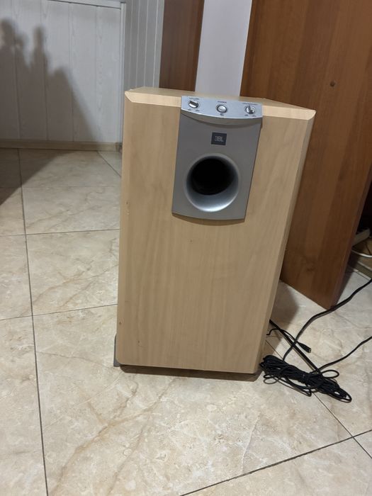 Активен субуфер JBL Sub138