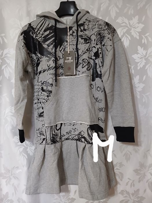 Дамски дрехи от затворен магазин.