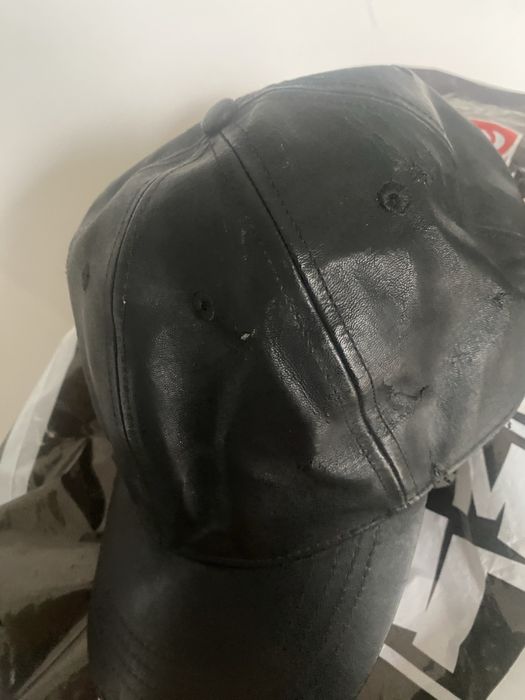 Черна кожена шапка