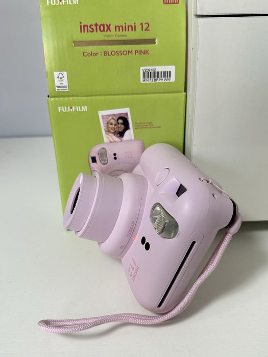 instax mini 12 .