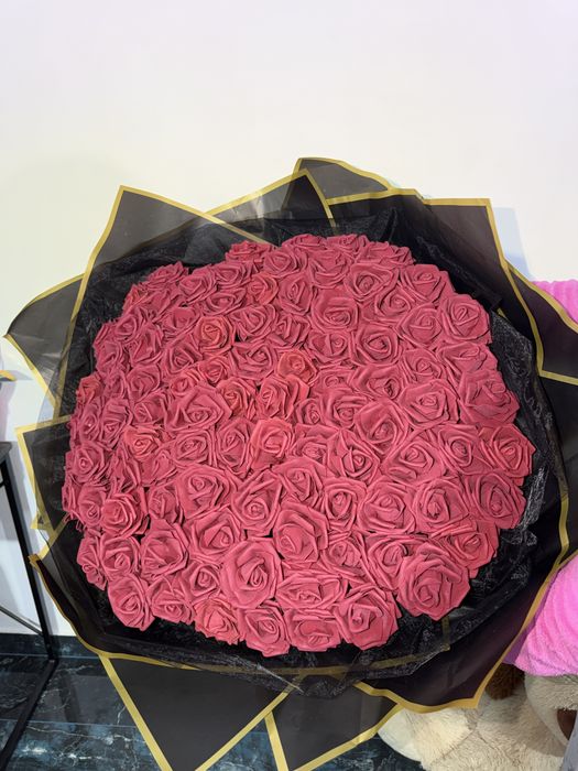Buchet de trandafiri artificiali de peste 100 de trandafiri