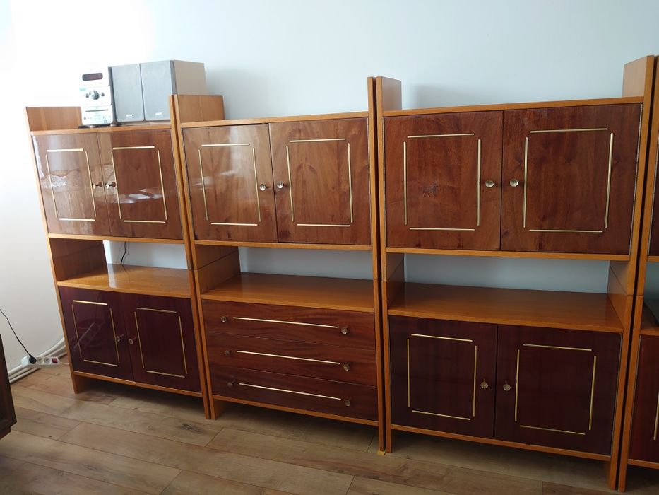 Biblioteca cu rafturi, sertare și bar .