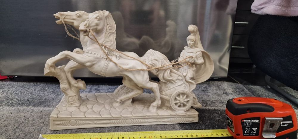Statuete din raşină.