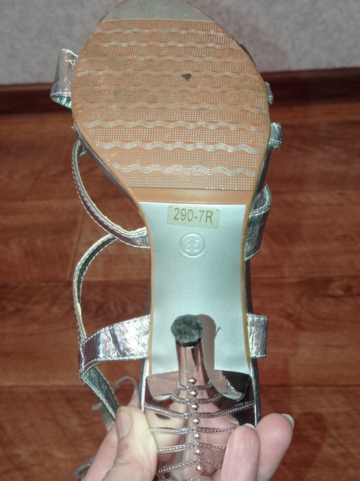 Отдам даром босоножки 35 размер