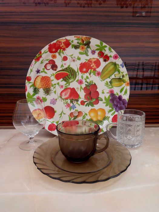 Сахарница, поднос и разная старая посуда  за все 25 тыс сумов