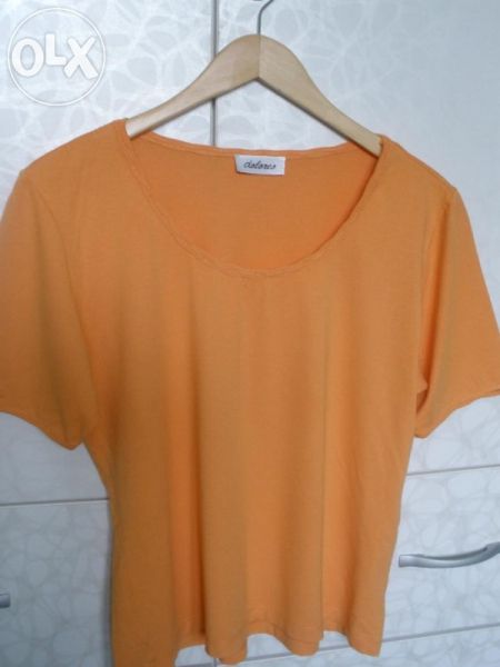 2 блузки М и трета подарък