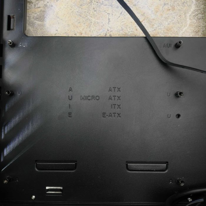 Корпус для ПК Mid-Tower, ATX / Micro-ATX / Mini-ITX