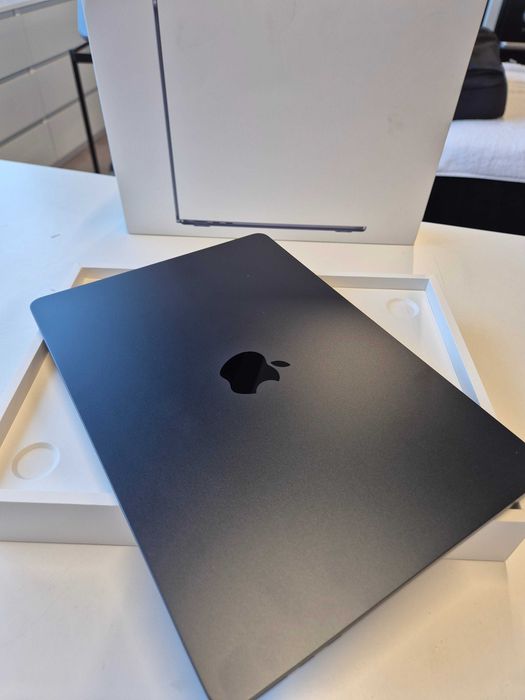 Apple MacBook Air 13" M5 – 16 GB RAM – 512 GB SSD  Vând Apple MacBook Air 13" cu cip M5, configurație 16 GB RAM și 512 GB SSD.   Stare impecabilă
