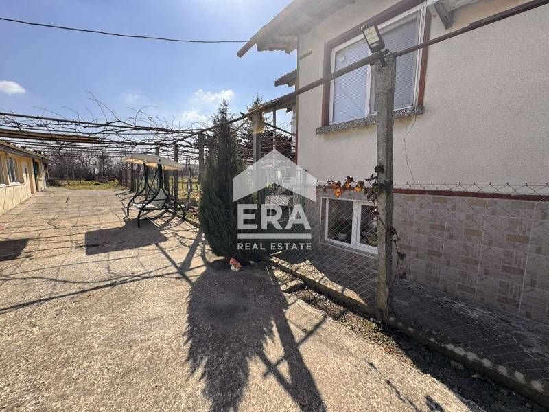 Само в ЕРА Визия! Две къщи, с двоен гараж и голямо дворно място, с пло