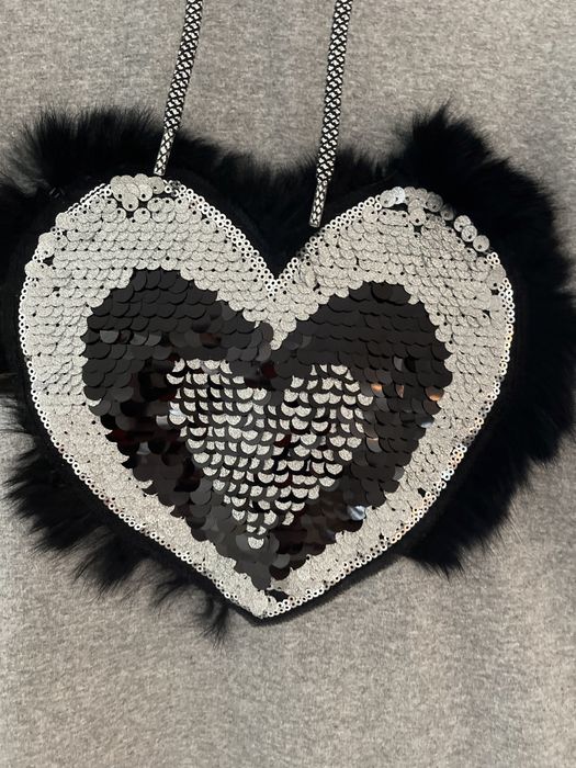 Детски суичър с декорация сърце с пера и пайети за ръст 10г.