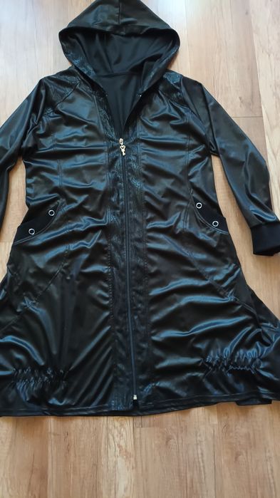 Тънко яке-жилетка от мека и еластична промазка.