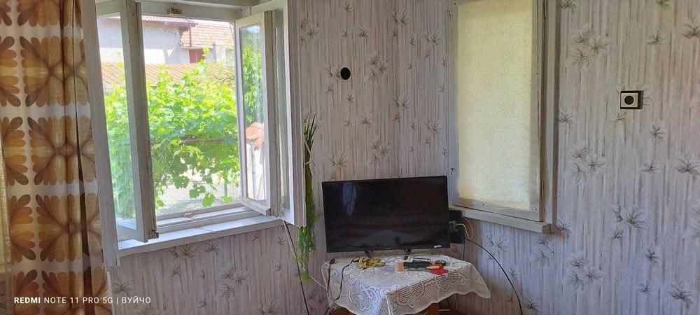 Продава се къща в с.Садовец-Плевенско .86 квадрата къща.На два етажа. Двор-560 кв.м.