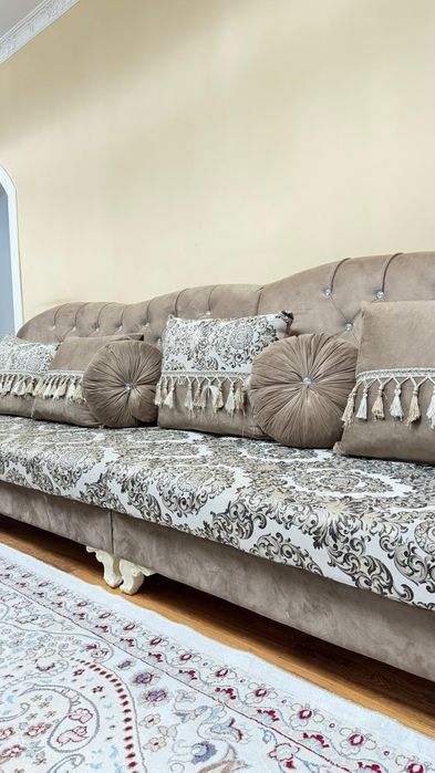 Диван с подушками