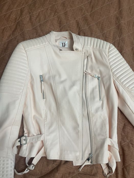 Короткая куртка.