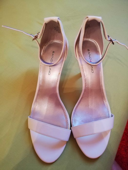 Sandale albe, noi, marca Bandolino, lacuite, masura 37 sau 6 1/2