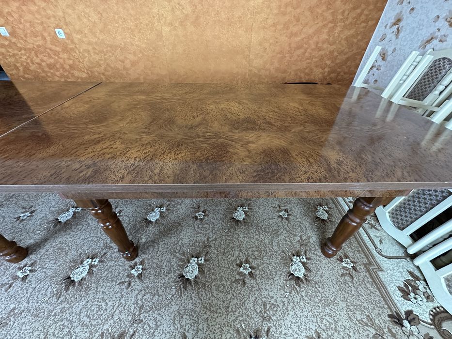 Стол с стульями.