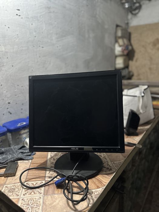 Монитор рабочий в хорошем состоянии