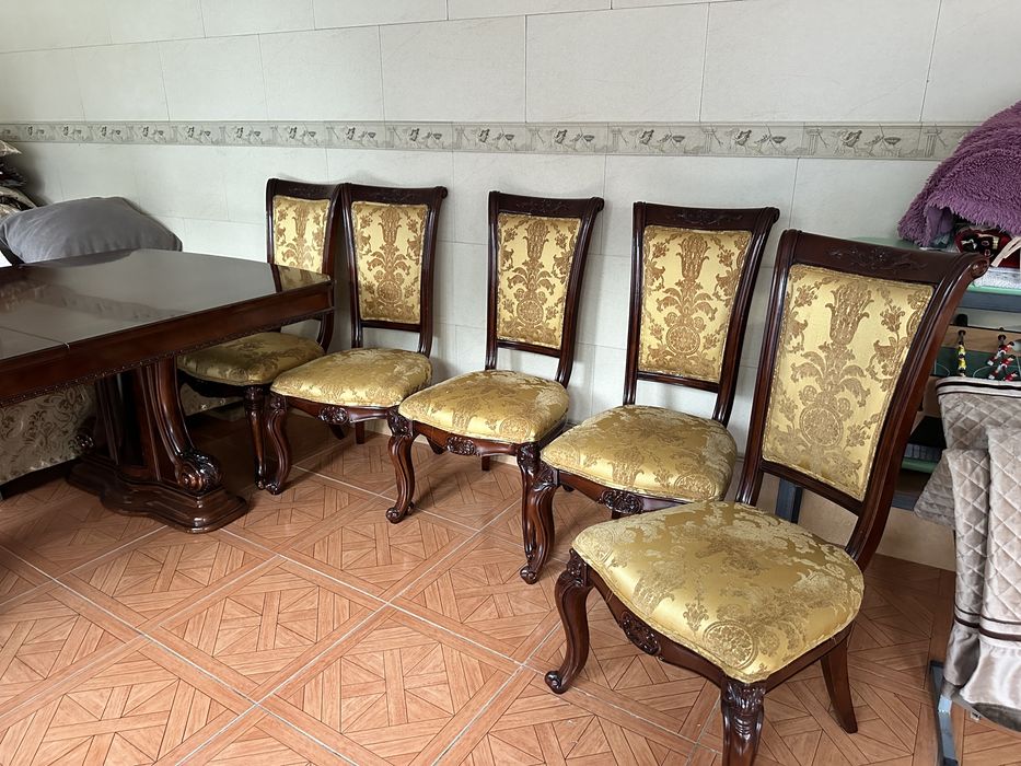 Продам большой стол с 8 стульями