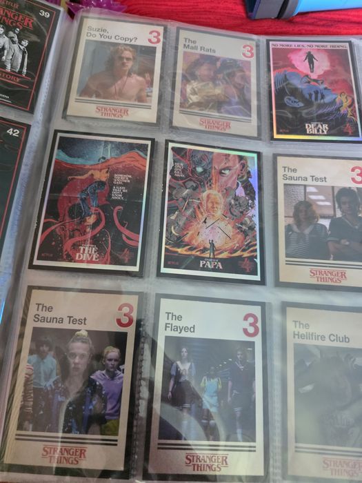 Stranger Things Panini album + 131 Cartonase
