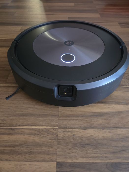 Продавам прахосмукачка робот IROBOT J7+