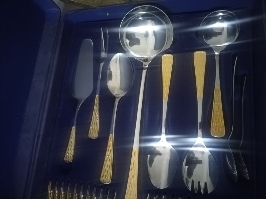 Комплект прибори за хранене 23/24 карата златно покритие 70 броя 
Olym