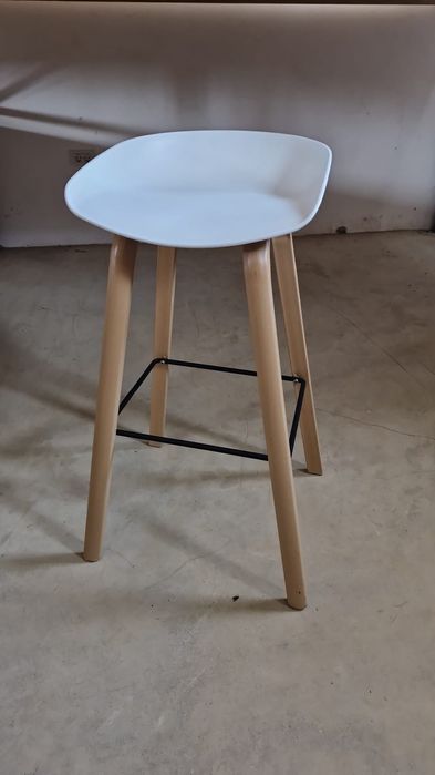 Scaune tip bar și masa