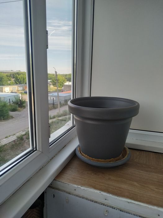 Продам горшок для цветов.