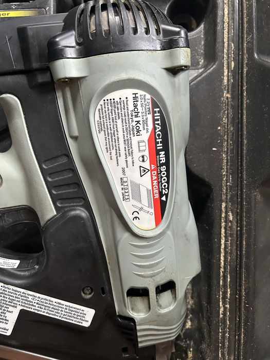 Vand 2 pistoale de cuie (50-90 mm)pt lemn, Hitachi, stare foarte buna