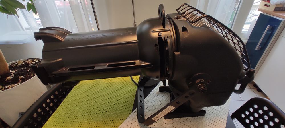 Proiector Selecon Pacific 12 - 28