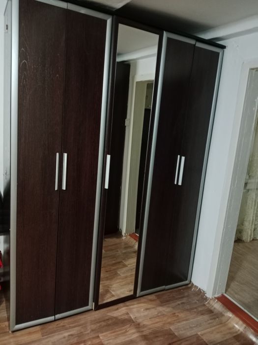 Продам шкаф с зеркалом