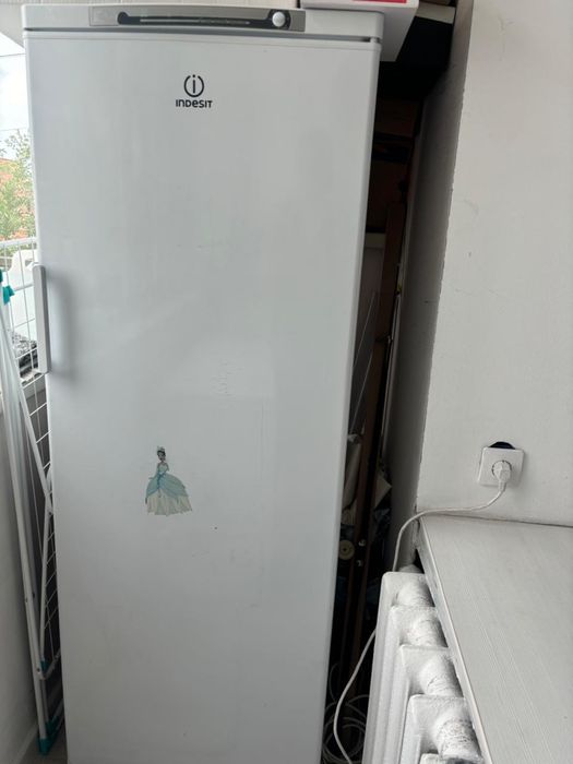 Продам морозильную камеру Indesit